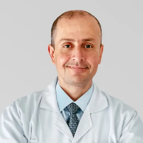Médico Ricardo Arias del equipo de profesionales de la Clínica Reina Sofía.