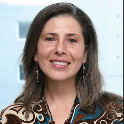 Doctora Sandra Beltrán Higuera en retrato para perfil médico.