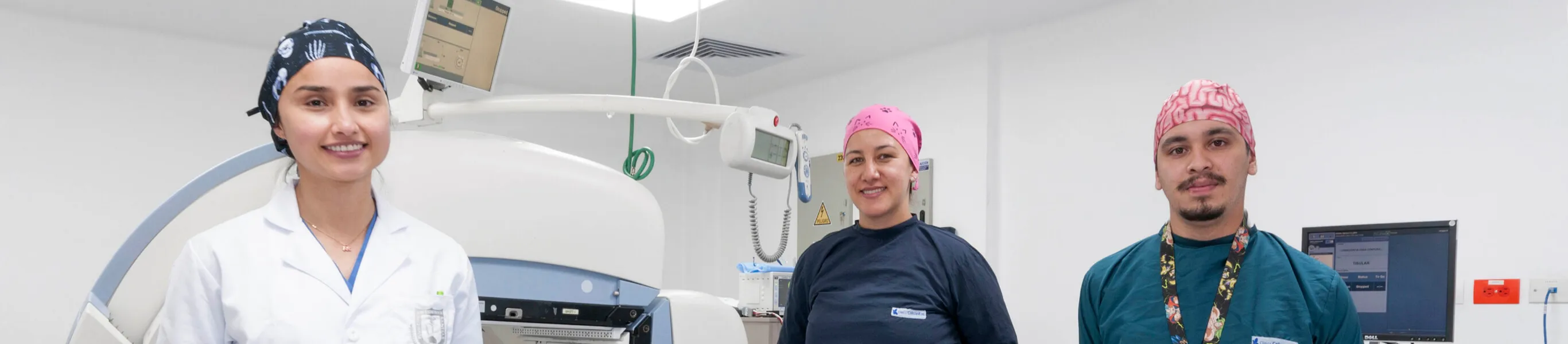 Equipo médico especializado en la Clínica Reina Sofía junto a equipos hospitalarios.