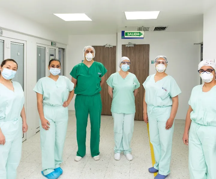 Equipo médico de la Clínica Reina Sofía con uniformes quirúrgicos y protocolos de bioseguridad.