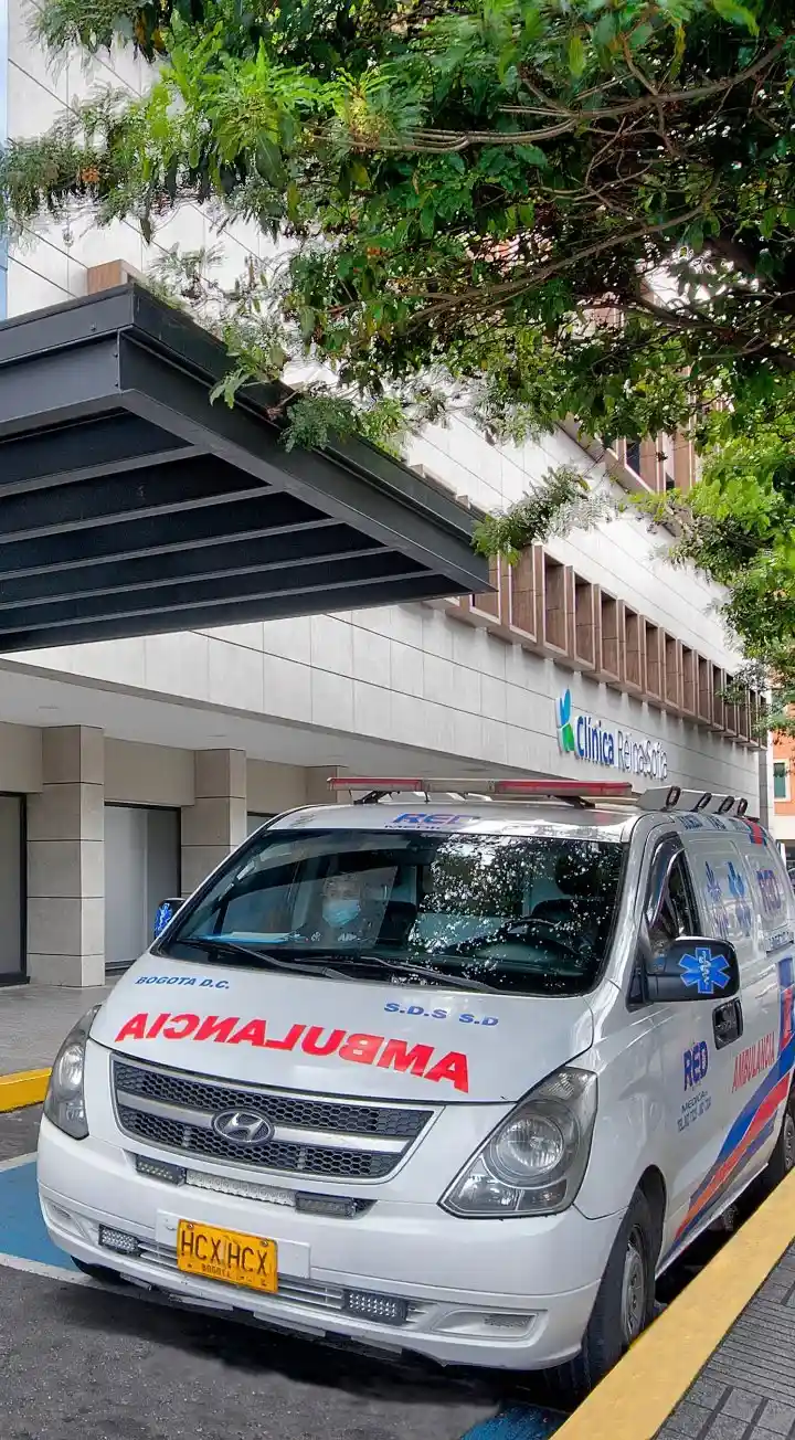 Entrada de la Clínica Reina Sofía con ambulancia disponible para traslados.