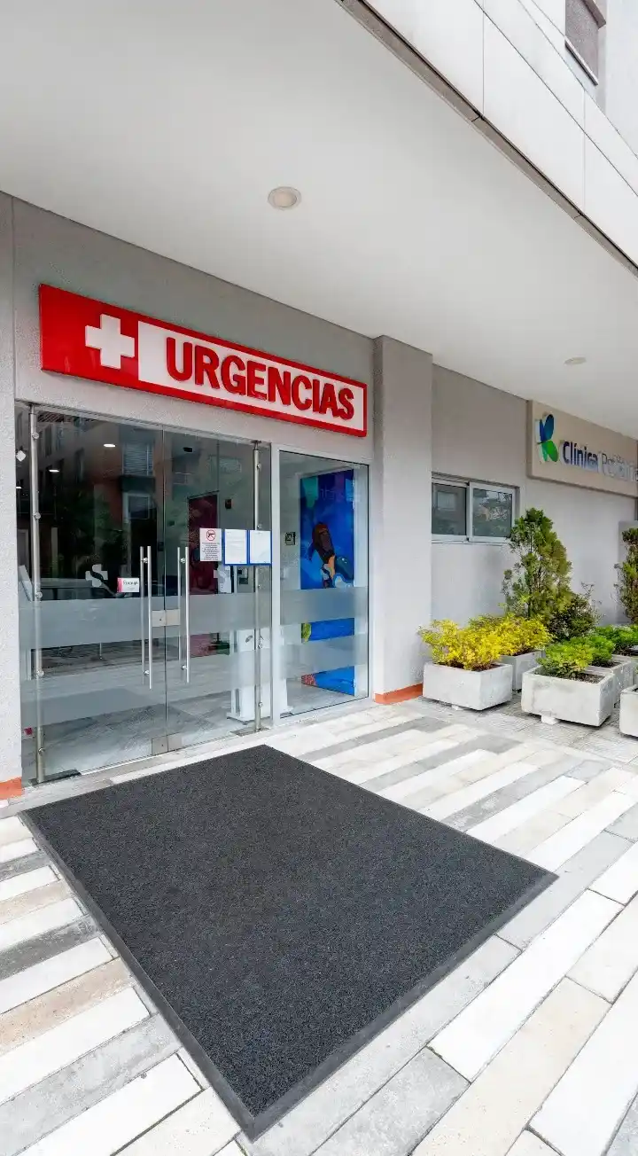 Entrada de la Clínica Reina Sofía con ambulancia disponible para traslados.