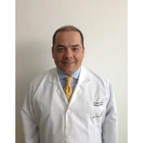 Doctor Valentín Vega especialista médico en la Clínica Reina Sofía Bogotá.