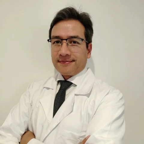 Doctor Walter González especialista médico en la Clínica Reina Sofía Bogotá.