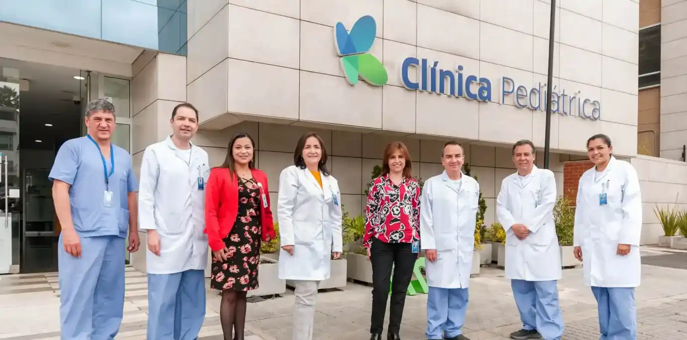 Equipo médico de la Clínica Pediátrica, especialistas en salud infantil en Bogotá.