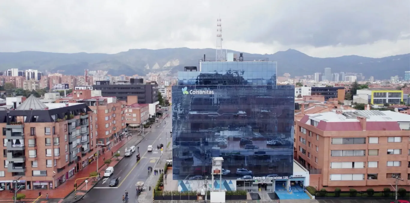 Instalaciones del Centro de Especialistas Colsanitas en Bogotá, servicios de salud de alta calidad.