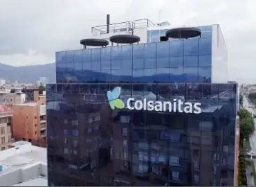 Edificio principal de Colsanitas en Bogotá, líder en servicios de salud en Colombia.
