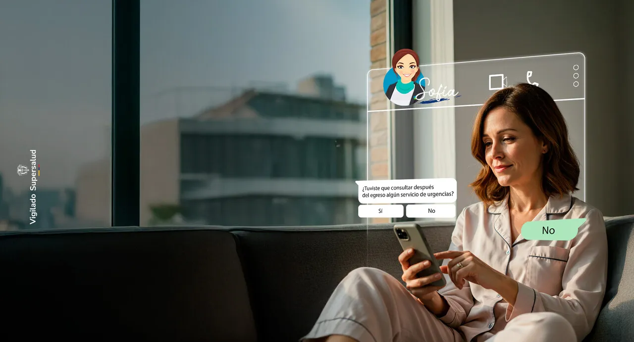 Paciente recibe acompañamiento del chatbot Sofía de la Clínica Reina Sofía desde su celular después del egreso.