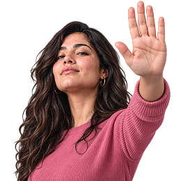 Mujer alzando la mano