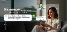 Chica utilizando chatbot Clínica Universitaria Colombia